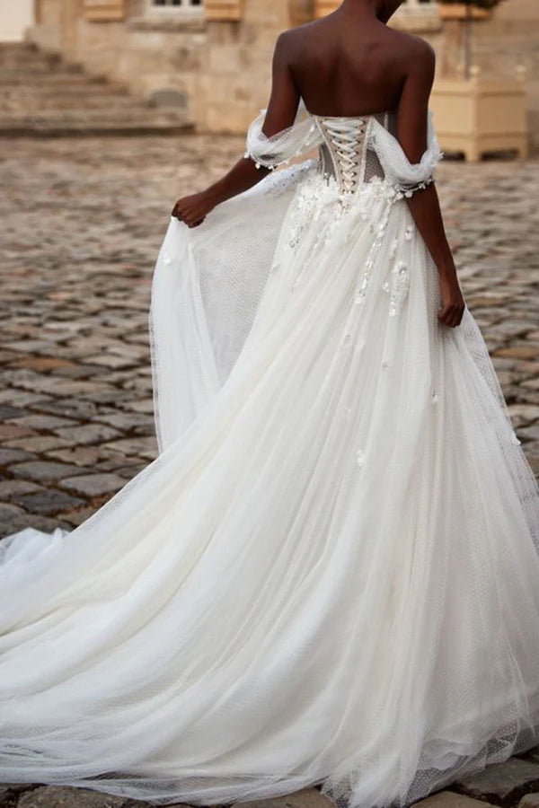 Abito da sposa in stile country con scollo a cuore e decalcomania 3D e ampio strascico